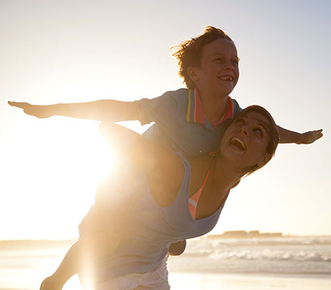 Mujer con niño en hombros jugando